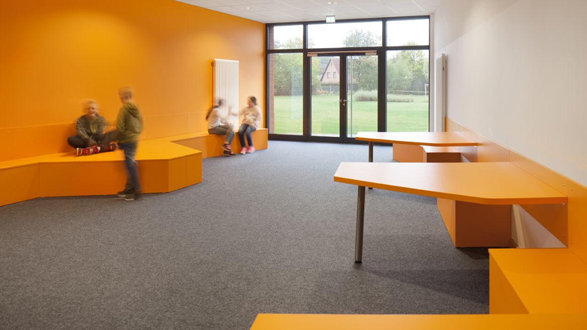Carl-Friedrich-Gauß Oberschule Zeven Orangene Möbel auf grauem Boden – Forbo Nadelvlies Markant